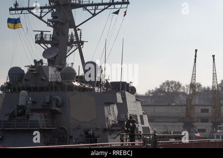 Il cacciatorpediniere Donald Kook nel porto di Odessa.(USS Donald Cook (DDG-75) Odessa. L'Ucraina. 2019.02.25. Mar Nero. Foto Stock