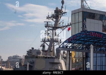 Il cacciatorpediniere Donald Kook nel porto di Odessa.(USS Donald Cook (DDG-75) Odessa. L'Ucraina. 2019.02.25. Mar Nero. Foto Stock