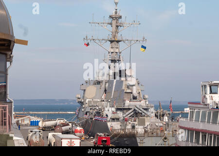 Il cacciatorpediniere Donald Kook nel porto di Odessa.(USS Donald Cook (DDG-75) Odessa. L'Ucraina. 2019.02.25. Mar Nero. Foto Stock