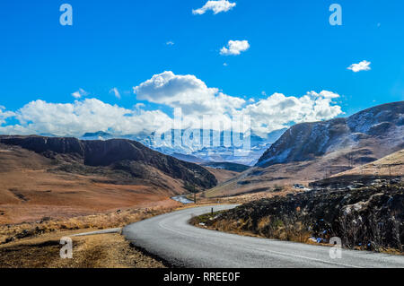 Picture Perfect Snow capped Drakensberg montagne e pianure verdi in Underberg vicino Sani Pass Africa Foto Stock