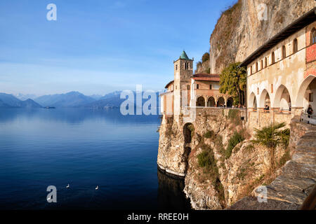 Eremo di Santa Caterina del Sasso, Lago Maggiore, Lombardia, Italia Foto Stock