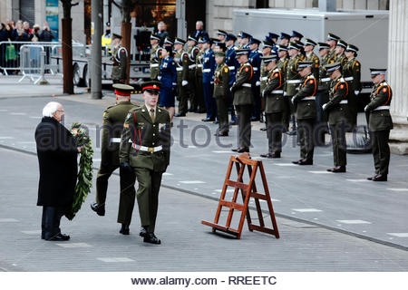 Michael D Higgins, presidente dell'Irlanda, prepara per deporre una corona di fronte al GPO in Dublino, in una cerimonia di commemorazione per il 1916. Foto Stock