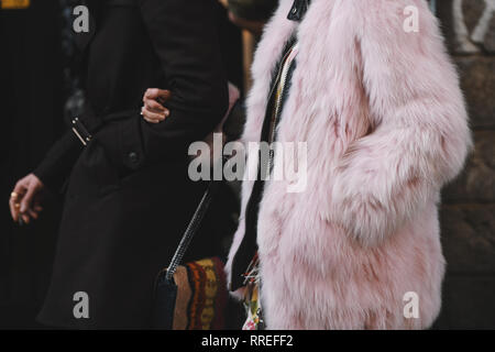 Milano, Italia - 20 Febbraio 2019: Street style abiti - Modelli, blogger e influenzatori prima di una sfilata di moda durante la Settimana della Moda Milanese - MFWFW19 Foto Stock