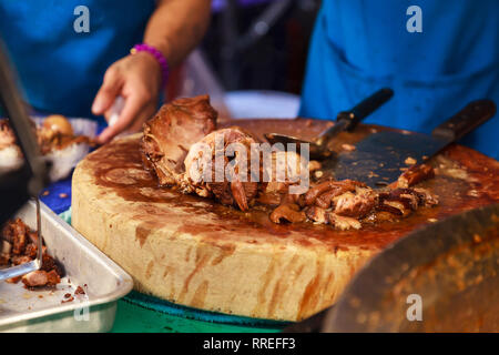 Khao Kha Moo (Khao Kha Mu), tailandese tradizionale maiale brasato di rallentare lo zampone cotto a fuoco lento in salsa di soia e spezie, mangiare con riso al vapore, dolce piccante di immersione s Foto Stock