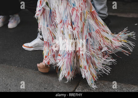 Milano, Italia - 20 Febbraio 2019: Street style abiti - Modelli, blogger e influenzatori prima di una sfilata di moda durante la Settimana della Moda Milanese - MFWFW19 Foto Stock