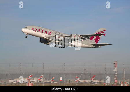 Qatar Airways Airbus A380 A7-API decollo dall'Aeroporto Heathrow di Londra, Regno Unito Foto Stock