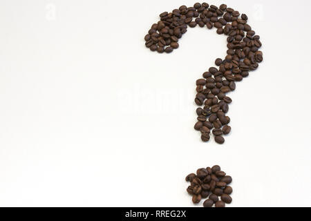 Punto interrogativo di chicchi di caffè vicino isolata su bianco . copia dello spazio. Foto Stock