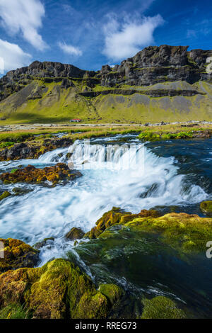 Agriturismo remoto accanto al fiume Odulbruara, Brunasandur. Sudhurland, sud dell'Islanda. Foto Stock