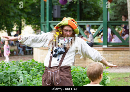 Tündérfesztivál (Festival di fate e folletti) in Sopron, Ungheria il 9 giugno 2018 - capelli lunghi uomo vestito in costume di elf il bilanciamento Foto Stock