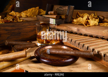 Sigari e whiskey su sfondo di legno Foto Stock