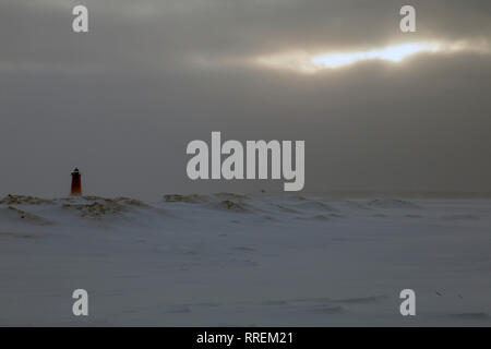 Manistique, Michigan - Il Manistique Oriente frangionde faro sulla riva settentrionale del Lago Michigan. Foto Stock