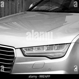 Strasburgo, Francia - Ott 1, 2017: nero e bianco argento luxury Audi A8 veicolo parcheggiato in un superiore-quartiere di classe a Strasburgo, in Francia al posto Broglie vicino municipio Foto Stock