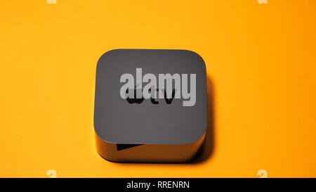 Parigi, Francia - 24 Ottobre 2018: Apple TV unboxing contro lo sfondo arancione - streaming tv dispositivo con il logo Apple sulla parte superiore Foto Stock