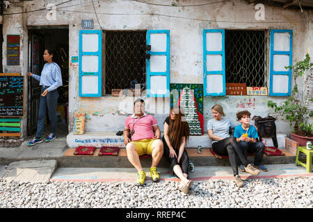 I turisti alla stazione cafe bar sul treno Hanoi street tra Le Duan e Kham Thin Street in Hanoi old quarter, Hanoi, Vietnam Asia Foto Stock