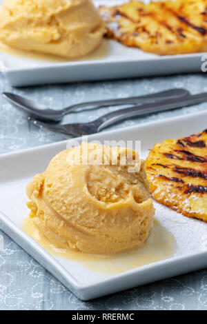 Gelato al mango con ananas Foto Stock