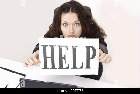 Business donna seduta di fronte a un notebook aperto e holding Foto Stock