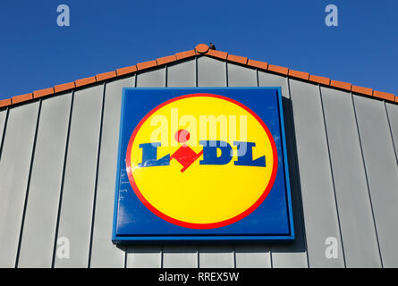 Sodertalje, Svezia - 24 Febbraio 2019: Close-up del segno di Lidl e logo sul superstore è un edificio situato a Bergaholmsvagen road. Foto Stock