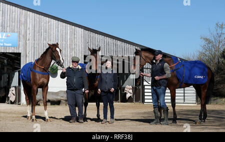 Colin Tizzard (sinistra) con Native River, Kim Tizzard (al centro) con Thistlecrack e Joe Tizzard (destra) con eleganti Esc durante la visita di Colin Tizzard's Yard in Milbourne porta. Foto Stock