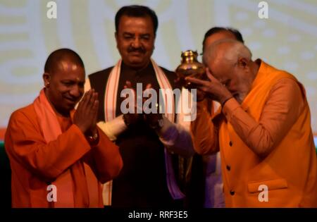 Di Allahabad, India. 24 Febbraio, 2019. Di Allahabad: Uttar Pradesh Chief Minister Aditya Nath Yogi, offrono Ganga Jal al Primo Ministro Narendra modi durante un programma a Ganga Pandal durante il kumbh in Allahabad su 24-02-2019. Foto di prabhat kumar verma Credito: Prabhat Kumar Verma/Pacific Press/Alamy Live News Foto Stock