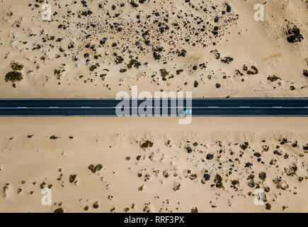 Auto guidando su strada nel deserto pittoresco Foto Stock