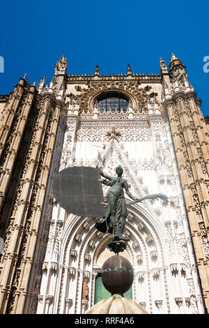 La Giralda banderuola all'ingresso del principe presso la Cattedrale di Santa Maria del vedere anche conosciuta come la Cattedrale di Siviglia Foto Stock