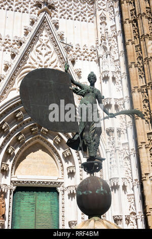 Il Giraldillo banderuola all'ingresso del principe presso la Cattedrale di Santa Maria del vedere o la Cattedrale di Siviglia Foto Stock