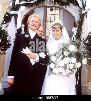DER Folge TROTZKOPF: Hochzeit Ilse (ANJA SCHÜTE) ist zu Leo (RAINER GOERNE-MANN) zurückgekehrt. Così kommt es doch zu einem glücklichen Ende für die zwei... aka. Hochzeit 8 / Überschrift: DER TROTZKOPF / BRD 1983 Foto Stock
