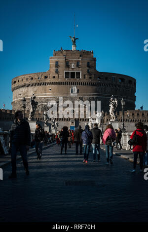 Roma, Italia. 24 Febbraio, 2019. Una vista di Castel Sant'Angelo dal ponte dello stesso nome. Gli angeli sul ponte sono stati progettati da Gianlorenzo Bernini portano ciascuno un attrezzo da la passione e la crocifissione di Gesù. Credito: Andrea Ronchini/Pacific Press/Alamy Live News Foto Stock