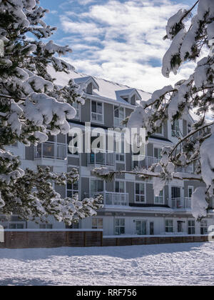 Paesaggio invernale con basso edificio residenziale a Vancouver in Canada Foto Stock