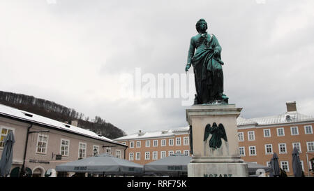 Statua di Mozart a Salisburgo durante l'inverno, la città natale di Mozart, genio della musica classica Foto Stock