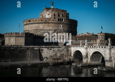 Roma, Italia. 24 Febbraio, 2019. Una vista di Castel Sant'Angelo dal ponte dello stesso nome. Gli angeli sul ponte sono stati progettati da Gianlorenzo Bernini portano ciascuno un attrezzo da la passione e la crocifissione di Gesù. Credito: Andrea Ronchini/Pacific Press/Alamy Live News Foto Stock