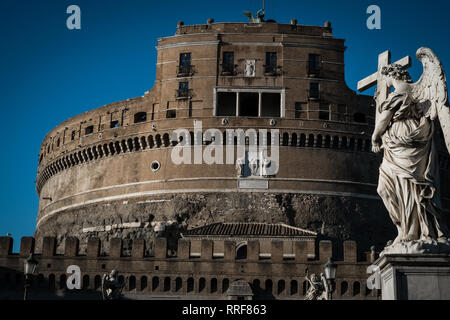 Roma, Italia. 24 Febbraio, 2019. Una vista di Castel Sant'Angelo dal ponte dello stesso nome. Gli angeli sul ponte sono stati progettati da Gianlorenzo Bernini portano ciascuno un attrezzo da la passione e la crocifissione di Gesù. Credito: Andrea Ronchini/Pacific Press/Alamy Live News Foto Stock