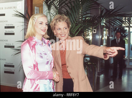 Ragazza amici - FREUNDSCHAFT mit Herz- Szene: Die pfiffige Renee (ANETTE HELLWIG) soll die Damen des Schreibpools unterstützen. Marie (MARIELE MILLOWITSCH) stellt ihre Nachfolgerin vor. Regie: Christine Kabisch aka. Fuchsteufelswild / Überschrift: Ragazza amici - FREUNDSCHAFT mit Herz / BRD 1996 Foto Stock