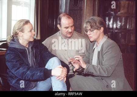 ANGST HAT EINE KALTE MANO / D 1996 - Matti Geschonneck / Heidi Zoll (Cornelia Froboess, r.) kann einen sadistischen Frauenmörder derart übertölpeln, dass er sie laufen läßt. Bei der Polizei glaubt ihr niemand ihre Geschichte. Nur Die junge Polizistin Kim (KATJA RIEMANN) setzt sich couragiert für Sie ein, um den Täter zu fassen... / Szene mit: SAMEL UDO - Jörg Bohnert /-56323 38915-0 / , 01DFAAngst / Überschrift: ANGST HAT EINE KALTE MANO / D 1996 Foto Stock