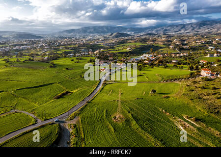 Vista panoramica sulla zona suburbana. Villaggio Monagroulli, Distretto di Limassol, Cipro. Foto Stock