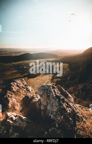 Visualizzare con il parapendio e di nubi su piccole montagne in Austria inferiore hohe wand Foto Stock