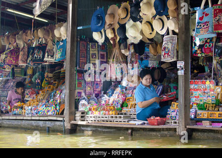 Damnoen Saduak, Tailandia - 29 agosto 2018: Regali sulla riva del canale nel Mercato Galleggiante di Damnoen Saduak, Ratchaburi, Thailandia. Foto Stock