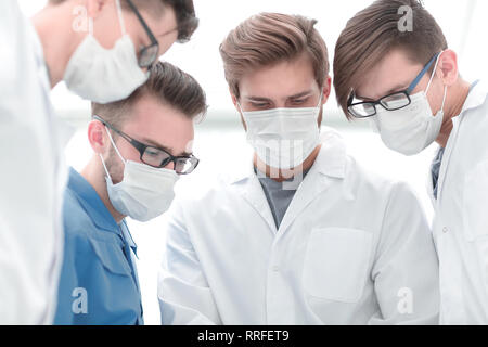 Closeup. Un team di medici in maschere di protezione. Foto Stock