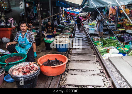 Maeklong, Tailandia - 29 agosto 2018: il famoso mercato ferroviario in Maeklong, Thailandia. Con un treno che passa proprio attraverso il mercato è uno dei Foto Stock