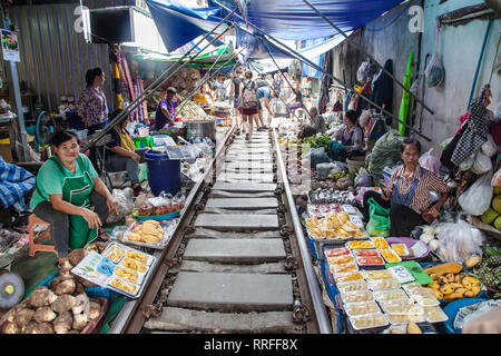 Maeklong, Tailandia - 29 agosto 2018: il mercato ferroviario in Maeklong, Thailandia, noto anche come l'Ombrello tirare verso il basso del mercato. Foto Stock