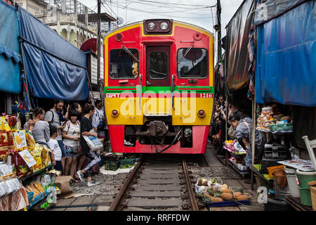 Maeklong, Tailandia - 29 agosto 2018: treno passa attraverso il mercato ferroviario in Maeklong, Samut Songkhram, Thailandia. Questo mercato è uno dei più Foto Stock