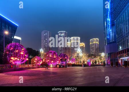 Chongqing, Chongqing, la Cina. Il 25 febbraio, 2019. Chongqing Cina-Hongya Grotta ha una storia di oltre 2.300 anni. Era una fortezza militare dall'antico Stato Ba (1046 A.C. - 256 B.C) alle Dinastie Ming e Qing (1368 - 1911), e fu anche il luogo delle prime e più sviluppato pier della Cina antica. Il sito ospita ora una larga scala di palafitta complesso costruito a fianco di una ripida scogliera sulla banca del fiume Jialing. Credito: ZUMA Press, Inc./Alamy Live News Foto Stock