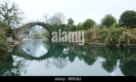 Yangshuo, Yangshuo, Cina. Il 25 febbraio, 2019. Yangshuo, Cina-l'Fuli antico ponte, costruito circa 50 anni fa, è un rinomato Ponte di Yangshuo, southwest ChinaÃ¢â'¬â"¢s nel Guangxi. Credito: SIPA Asia/ZUMA filo/Alamy Live News Foto Stock