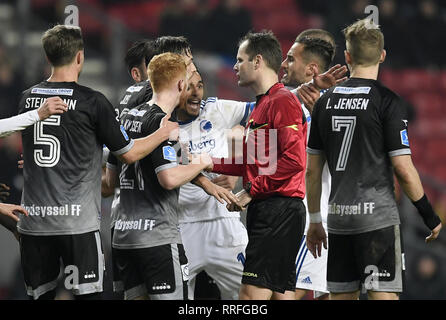 Febbraio 25, 2019 - Copenaghen, Danimarca - FC Copenhagen i giocatori stanno protestando contro un cartellino rosso durante la Superleague partita di calcio tra FC Copenhagen e Vendsyssel FF in Telia Parken, Copenhagen, Danimarca. (Credito Immagine: © Lars Moeller/ZUMA filo) Foto Stock