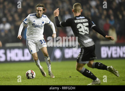 Febbraio 25, 2019 - Copenaghen, Danimarca - Rasmus Falk, FC Copenhagen e Mikkel Wohlgemuth, Vendsyssel FF sono in lotta per la sfera durante la Superleague partita di calcio tra FC Copenhagen e Vendsyssel FF in Telia Parken, Copenhagen, Danimarca. (Credito Immagine: © Lars Moeller/ZUMA filo) Foto Stock