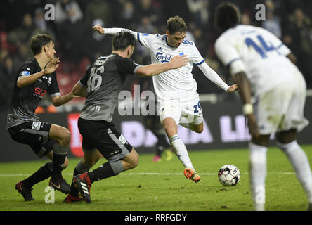 Febbraio 25, 2019 - Copenaghen, Danimarca - Robert Skov, FC Copenhagen e Sander Fischer, Vendsyssel FF sono in lotta per la sfera durante la Superleague partita di calcio tra FC Copenhagen e Vendsyssel FF in Telia Parken, Copenhagen, Danimarca. (Credito Immagine: © Lars Moeller/ZUMA filo) Foto Stock