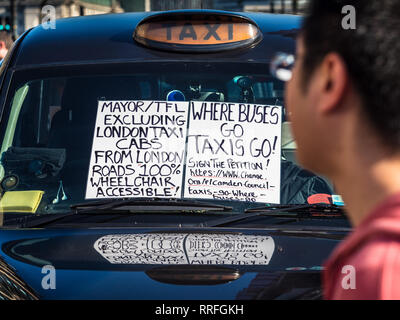 Londra, Regno Unito. Il 25 febbraio, 2019. I tassisti londinesi protesta TfL a piani per limitare il loro accesso a determinate rotte come parte di un grande piano di riqualificazione Credito: Robert Evans/Alamy Live News Foto Stock