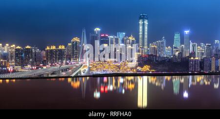 Chongqing, Chongqing, la Cina. Il 25 febbraio, 2019. Chongqing Cina-Hongya Grotta ha una storia di oltre 2.300 anni. Era una fortezza militare dall'antico Stato Ba (1046 A.C. - 256 B.C) alle Dinastie Ming e Qing (1368 - 1911), e fu anche il luogo delle prime e più sviluppato pier della Cina antica. Il sito ospita ora una larga scala di palafitta complesso costruito a fianco di una ripida scogliera sulla banca del fiume Jialing. Credito: ZUMA Press, Inc./Alamy Live News Foto Stock