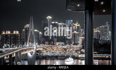 Chongqing, Chongqing, la Cina. Il 25 febbraio, 2019. Chongqing Cina-Hongya Grotta ha una storia di oltre 2.300 anni. Era una fortezza militare dall'antico Stato Ba (1046 A.C. - 256 B.C) alle Dinastie Ming e Qing (1368 - 1911), e fu anche il luogo delle prime e più sviluppato pier della Cina antica. Il sito ospita ora una larga scala di palafitta complesso costruito a fianco di una ripida scogliera sulla banca del fiume Jialing. Credito: ZUMA Press, Inc./Alamy Live News Foto Stock