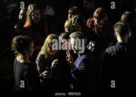 Gdansk, Polonia. Il 25 febbraio, 2019. Wiosna (molla) leader del partito Robert Biedron (C) prende parte alla convenzione elettorale in Stary Manez in Gdansk. Wiosna - il nuovo partito di ex sindaco di Slupsk, attivista LGBT e primo apertamente gay il parlamento polacco Stati Robert Biedron inizierà alle elezioni del Parlamento europeo nel maggio 2019. Credito: Vadim Pacajev/Alamy Live News Foto Stock